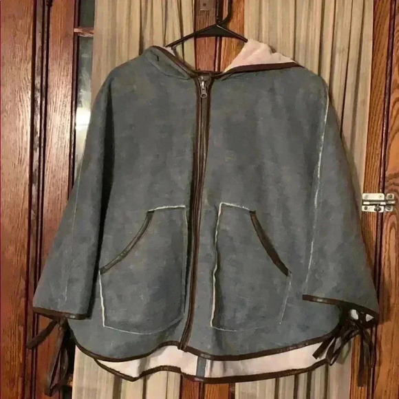 Hei Hei Reversible Hooded Sherpa Cape Poncho - Picture 2 of 5